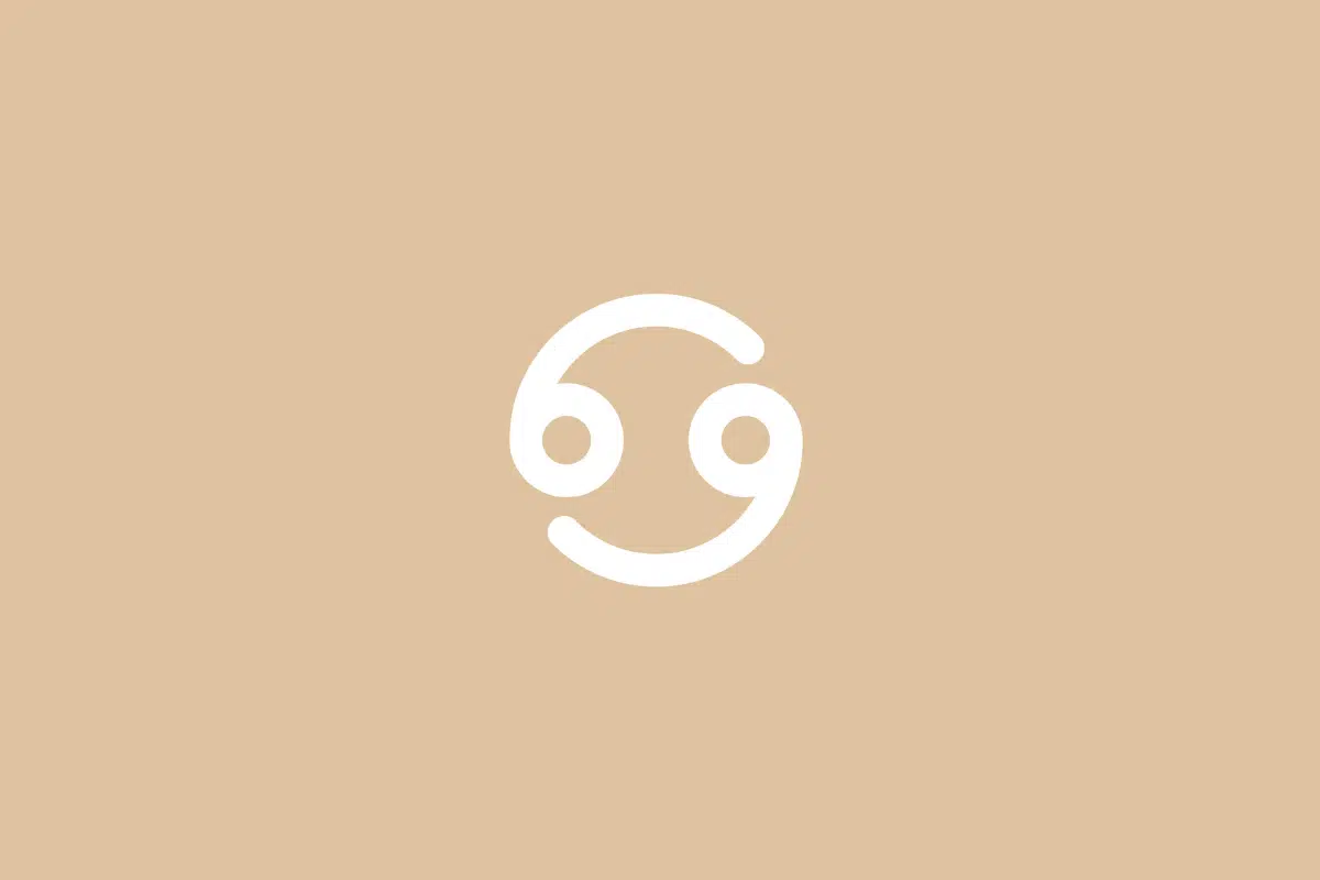 Ilustração minimalista do símbolo do signo de Câncer em linha branca contínua, formada por dois círculos com traços curvados opostos que lembram as garras de um caranguejo, centralizada sobre um fundo bege em tom pastel