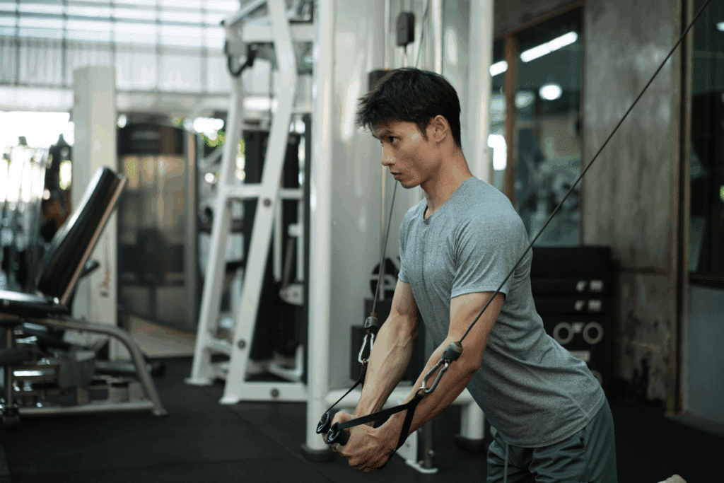 Costas e braços: 5 exercícios para deixar o treino de superiores mais completo