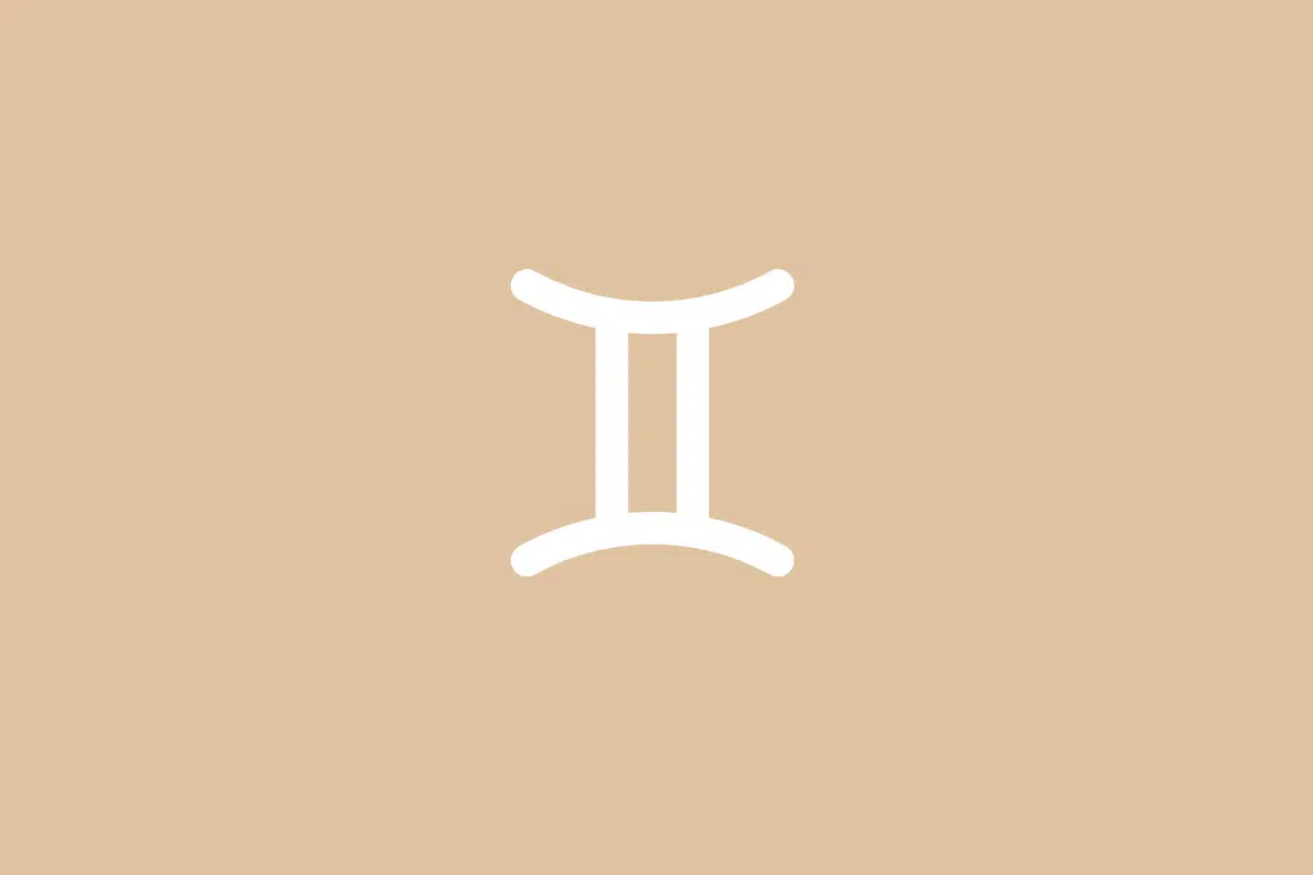 Ilustração minimalista do símbolo do signo de Gêmeos em linha branca contínua, formada por dois traços verticais unidos por duas linhas curvadas no topo e na base, centralizada sobre um fundo bege em tom pastel