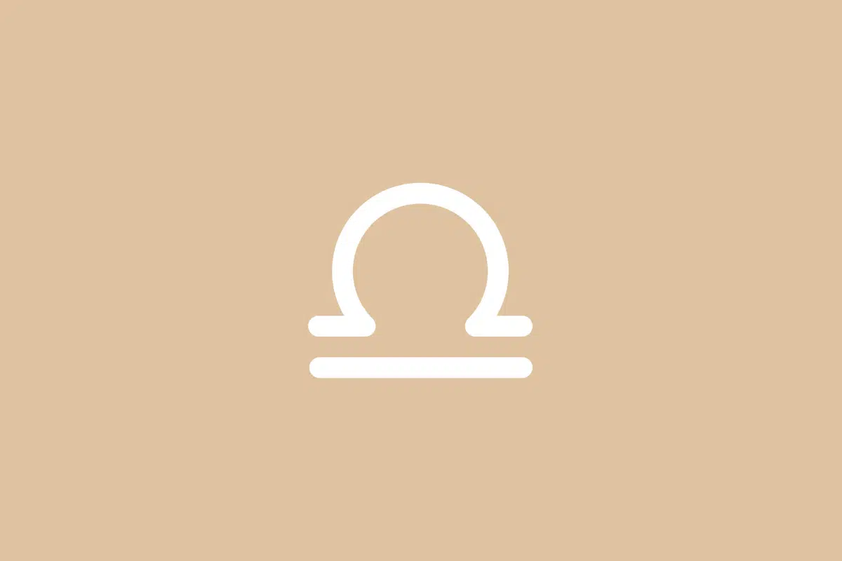 Ilustração minimalista do símbolo do signo de Libra em linha branca contínua, formada por uma linha reta horizontal abaixo de um arco com extremidades estendidas, representando uma balança, centralizada sobre um fundo bege em tom pastel