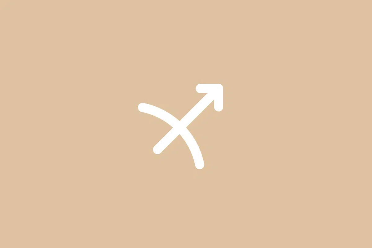Ilustração minimalista do símbolo do signo de Sagitário em linha branca contínua, formada por uma seta inclinada apontando para o canto superior direito, cruzada por uma linha curvada que remete ao arco, centralizada sobre um fundo bege em tom pastel