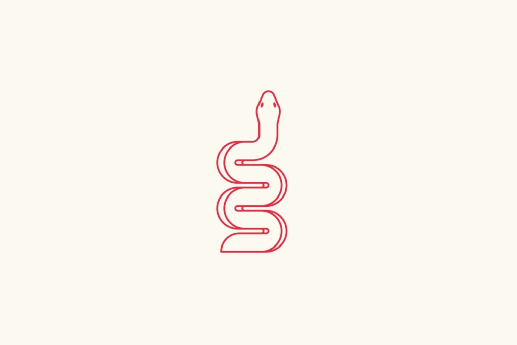 Uma cobra disposta na vertical, ondulando em ziguezague simétrico de baixo para cima, com a cabeça erguida voltada para a frente sobre fundo bege-claro