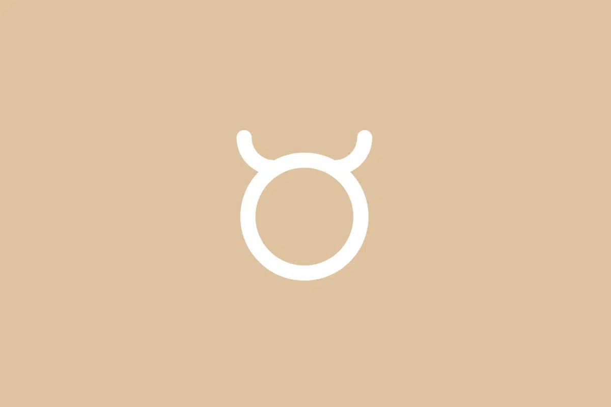 Ilustração minimalista do símbolo do signo de Touro em linha branca contínua, formada por um círculo encimado por chifres arredondados, centralizada sobre um fundo bege em tom pastel