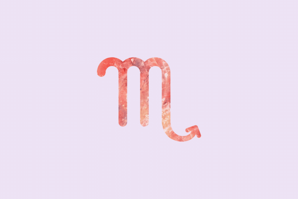 Ilustração do signo Escorpião, contendo o símbolo do signo com textura de mármore em tons de coral e rosa, formado por uma letra M com a última perna terminando em uma seta, como o ferrão do escorpião, em fundo lilás.