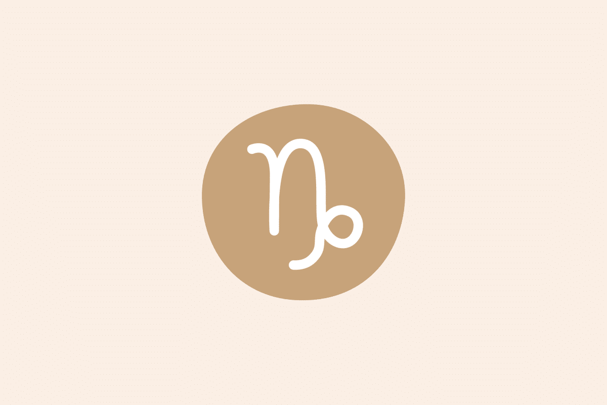 Símbolo do signo Capricórnio: traço branco de uma letra "n" cuja última haste desce e termina em um pequeno laço, dentro de uma mancha arredondada caramelo; em fundo pêssego-claro.