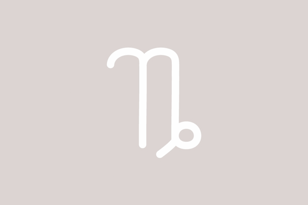 Ilustração do signo de Capricórnio, contendo um símbolo branco semelhante à letra N, com a haste direita terminando em um pequeno laço arredondado, no meio, em fundo de cor bege