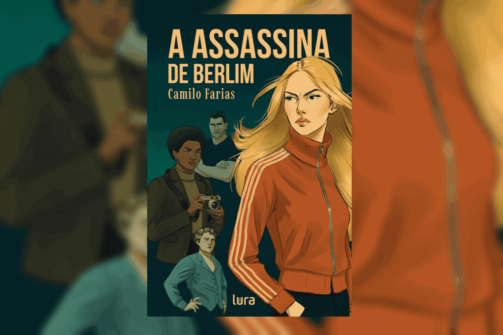 Capa do livro "A Assassina de Berlim", de Camilo Farias, ilustrada com uma mulher loira de jaqueta esportiva laranja em primeiro plano e outras três pessoas ao fundo, incluindo uma mulher segurando uma câmera fotográfica.