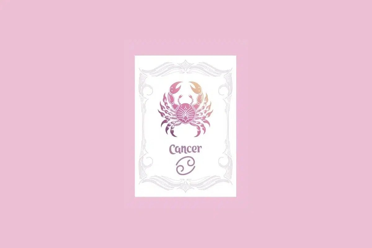 Um cartão branco com uma moldura ornamentada em rosa claro contém a ilustração de um caranguejo com um gradiente de roxo a laranja, e o texto "Cancer" acima do símbolo do caranguejo, tudo sobre um fundo rosa sólido.