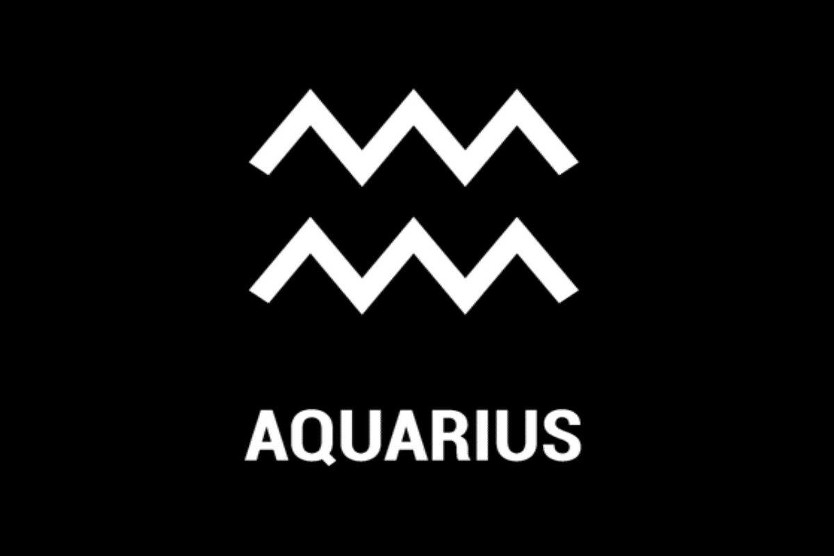 Imagem com fundo preto, apresentando o símbolo astrológico do signo de Aquário em branco, representado por duas linhas paralelas em zigue-zague, semelhantes a ondas. Abaixo, aparece a palavra “AQUARIUS”, em letras maiúsculas e brancas.