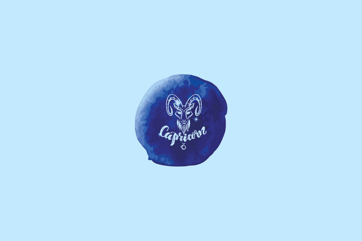 Ilustração do signo de Capricórnio, representado pela cabeça de um bode com chifres grandes e curvados, desenhada em linhas brancas e azul-claras. Há pequenas estrelas ao redor, e o nome “Capricorn” está escrito em letras cursivas brancas abaixo da figura. O desenho fica em uma mancha irregular azul-escura, com bordas em tons de azul, sobre fundo azul-claro.