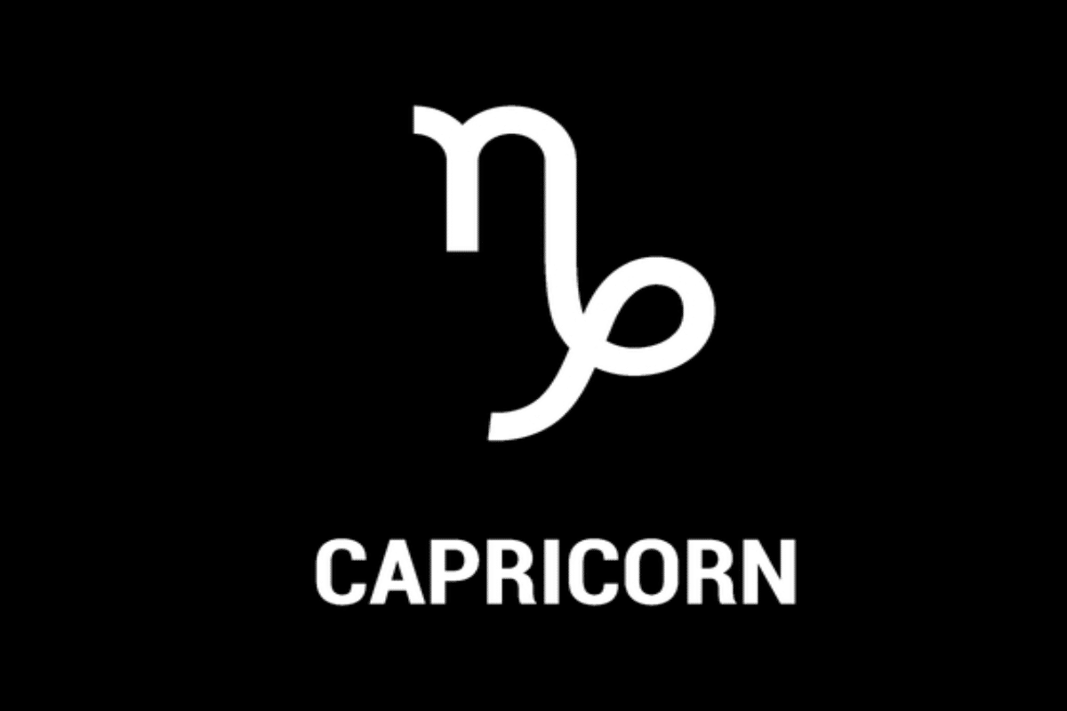 Imagem com fundo preto, apresentando o símbolo astrológico do signo de Capricórnio em branco, formado por linhas curvas que lembram a combinação de chifres e uma cauda. Abaixo, aparece a palavra “CAPRICORN”, em letras maiúsculas e brancas.