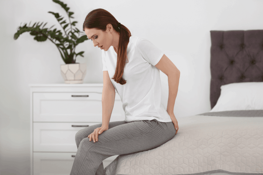 Você se levanta da cama do jeito certo? Veja como proteger a coluna