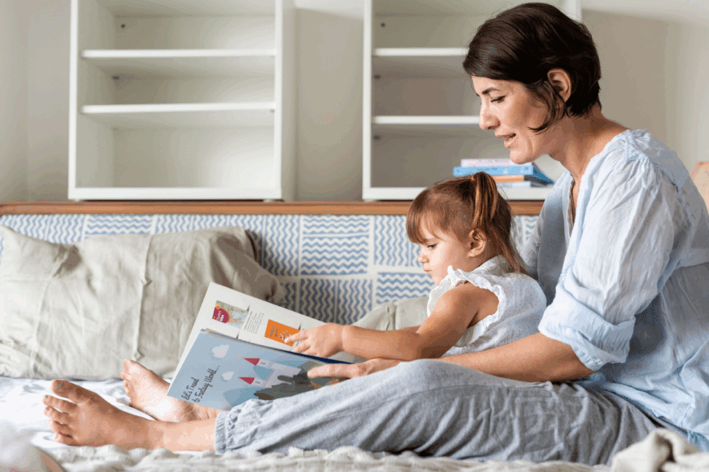 Livros que viram brinquedos aproximam crianças das histórias em meio ao excesso de telas