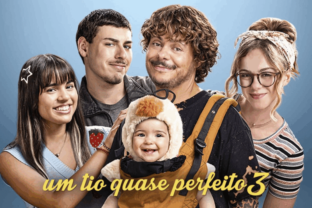 Pôster do filme "Um Tio Quase Perfeito 3", com cinco pessoas sorrindo sobre um fundo azul. No centro, um homem de cabelos cacheados carrega um bebê fantasiado de bichinho em um canguru laranja. Ao redor dele estão uma jovem de franja com uma presilha de estrela, um jovem de bigode e uma mulher de óculos com lenço no cabelo. O título aparece em letras amarelas na parte de baixo.