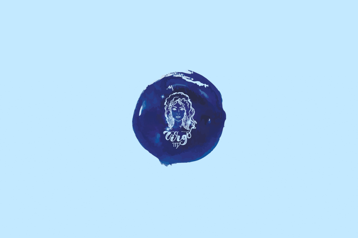 Ilustração do signo de Virgem, representado pelo rosto de uma mulher com cabelos longos, volumosos e cacheados, desenhados em linhas brancas e azul-claras. Há pequenas estrelas ao redor da cabeça. O nome “Virgo” aparece em letras cursivas brancas abaixo do rosto, acompanhado do símbolo do signo. A ilustração está em uma mancha irregular azul-escura, com alguns detalhes em tons mais claros de azul, sobre fundo azul-claro.